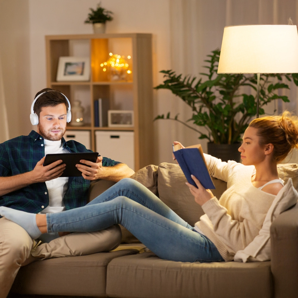 Spot-Image-Couples-Distracted